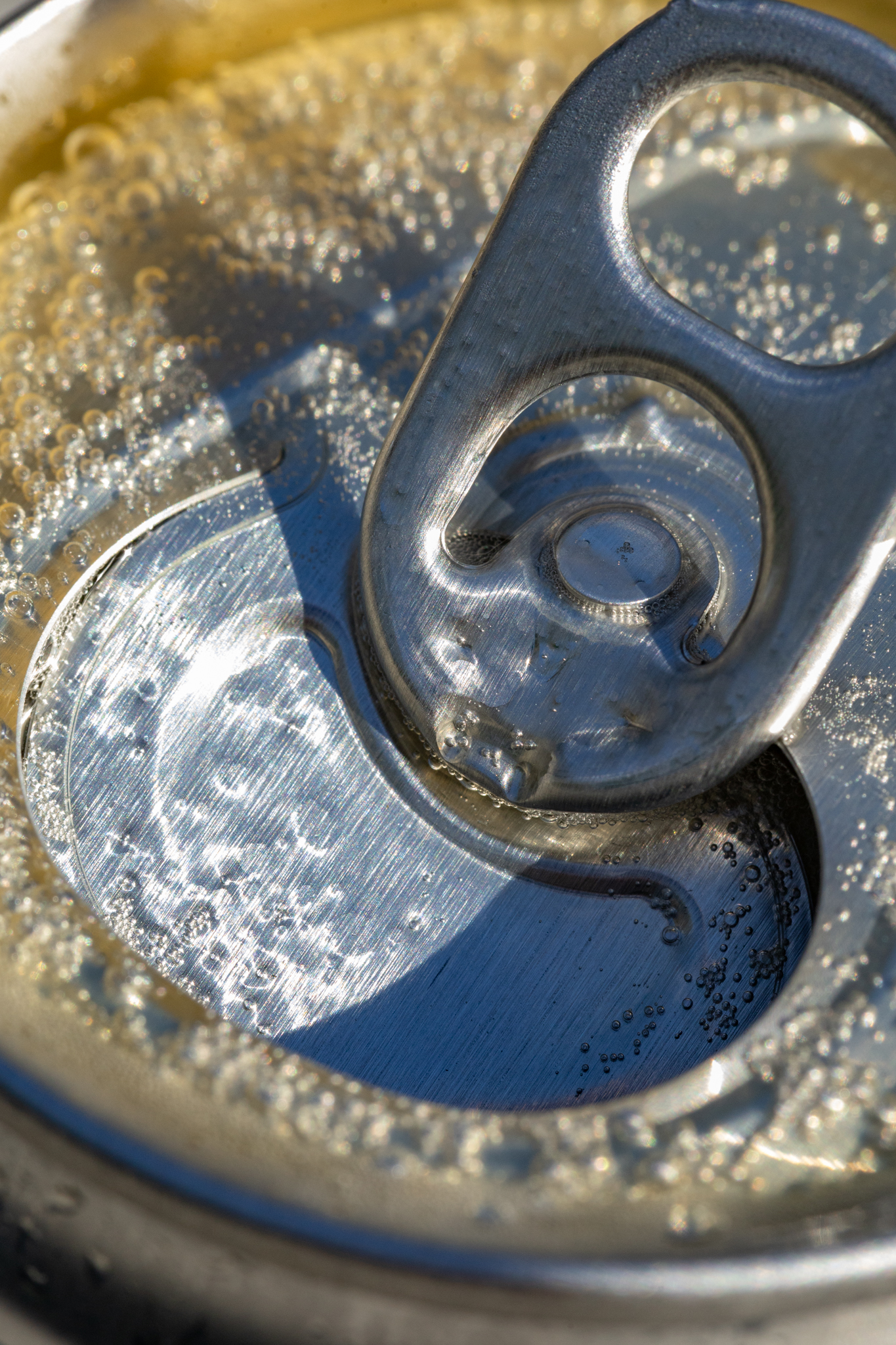 Macro shot of the can lid and pull tab